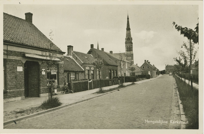 HEN-P-4 Hengstdijkse Kerkstraat. De Hengstdijkse Kerkstraat met de toren van de Rooms-katholieke Catharinakerk te Hengstdijk