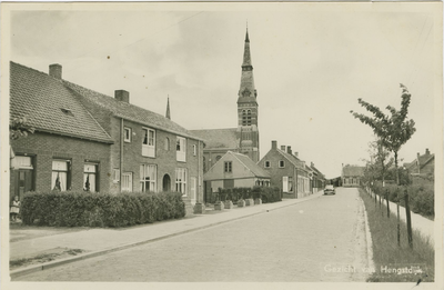 HEN-P-5 Gezicht op Hengstdijk. De Hengstdijkse Kerkstraat met de Rooms-katholieke Catharinakerk te Hengstdijk