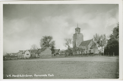 HHK-P-6 's H. Hendrikskinderen, Hervormde Kerk. Gezicht op 's-Heer Hendrikskinderen met de Nederlandse Hervormde kerk