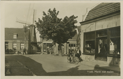 HOK-P-13 Hoek, Markt met molen. De Markt (thans Oud Vlissingen en Noordstraat) met de molen Windlust te Hoek, gezien ...
