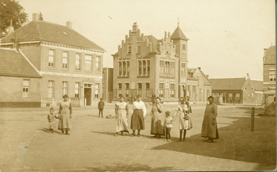 HON-24 Het Hof te Zandeplein te Kloosterzande met het gemeentehuis