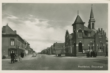 HOO-P-30 Hoofdplaat, Dorpsstraat. Hoek Dorpsstraat-Kersenlaan met het Gemeentehuis te Hoofdplaat