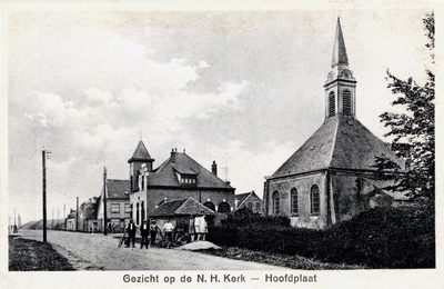HOO-P-8 Gezicht op de N.H. Kerk - Hoofdplaat. De Nederlandse Hervormde kerk en het gemeentehuis te Hoofdplaat