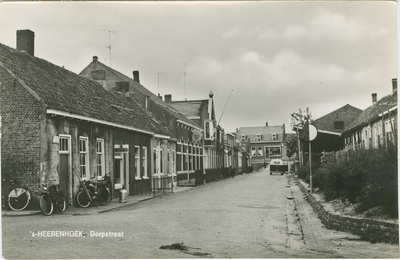HRH-P-15 's-Heerenhoek, Dorpstraat. De Heerenstraat (vóór 1969 Dorpsstraat en in carnavalstijd De Bierdulve genoemd) te ...