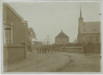 HUY-56 Onbekende straat met kerk te Huybergen