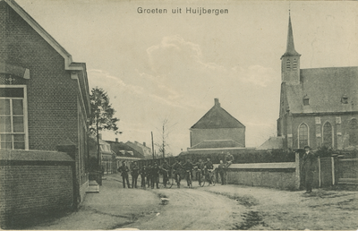 HUY-P-44 Groeten uit Huijbergen. Onbekende straat met kerk te Huijbergen