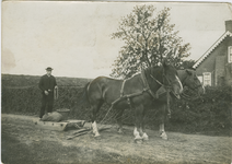 KLD-11 Zuid-Beveland, Zeeland, Terug van den akker. Een boer in Zuid-Bevelandse dracht met een tweespan