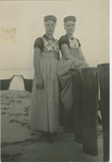 KLD-50 Zeeland, Walcheren aan de zee. Twee vrouwen in Walcherse dracht bij een paalhoofd op het strand