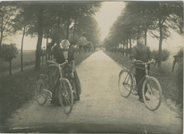 KLD-72 Axelse boer en boerin […] uit fietsen. Een man en een vrouw in Axelse dracht met de fiets