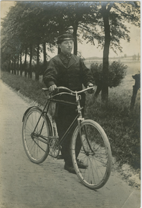 KLD-74 Zeeland, Zeeuwsch-Vlaanderen Axelscheboer. Een man in Axelse dracht met een fiets