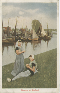 KLD-P-155 Twee vrouwen in Arnemuidse dracht bij de haven van Arnemuiden.