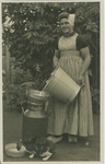 KLD-P-169 Een vrouw in Walcherse dracht vult een melkbus