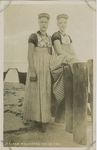 KLD-P-199 Zeeland, Walcheren aan de zee. Twee vrouwen in Walcherse dracht bij een paalhoofd op het strand