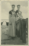 KLD-P-200 Zeeland, Walcheren aan de zee. Twee vrouwen in Walcherse dracht bij een paalhoofd op het strand