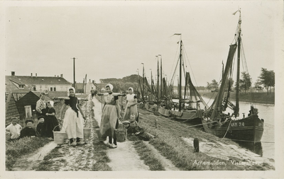 KLD-P-274 Arnemuiden, Vissershaven. Een groep personen in Arnemuidse dracht bij de vissershaven te Arnemuiden
