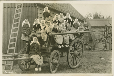 KLD-P-296A Zeeland. Een groep kinderen in Walcherse dracht op een boerenwagen