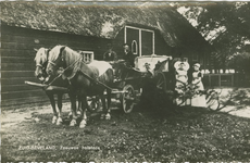 KLD-P-86 Zuid-Beveland, Zeeuwse Hofstede. Een boerengezin in Zuid-Bevelandse dracht en een rijtuig met paarden bij een ...