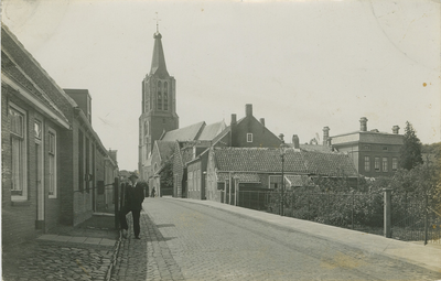KLO-17 Nieuwstraat met Herv. Kerk, Kloetinge. De Nieuwstraat (thans Jachthuisstraat) met de Nederlandse Hervormde ...