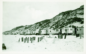 KOU-45 Strand Westduin. Strandhuisjes op het strand te Westduin bij Koudekerke