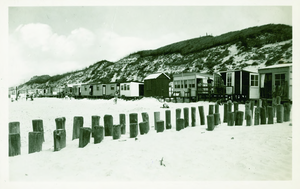 KOU-46 Strand Westduin. Strandhuisjes op het strand te Westduin bij Koudekerke