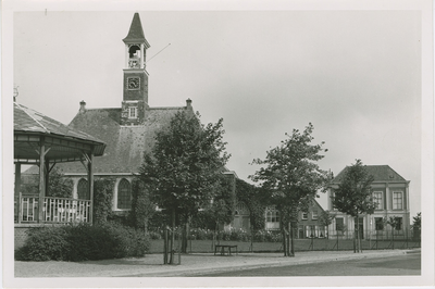 KOU-52 Koudekerke. Ned. Herv. Kerk met Gemeentehuis. De Nederlandse Hervormde kerk en het Gemeentehuis aan het ...