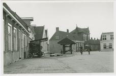 KOU-66 Koudekerke Dorpsplein. Het Dorpsplein met travalje te Koudekerke