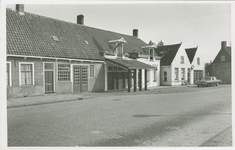 KOU-67 Koudekerke Dorpsplein. Het Dorpsplein met travalje te Koudekerke