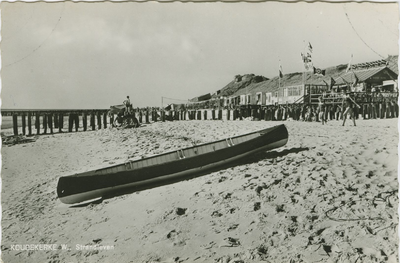 KOU-P-308 Koudekerke W., Strandleven. Een kano op het strand bij Koudekerke