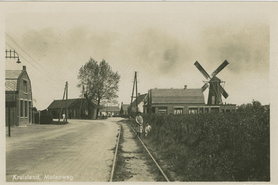 KRL-P-19 Kruisland, Molenweg. De Molenstraat te Kruisland met de rails van de tramweg van Oud-Gastel naar Steenbergen ...