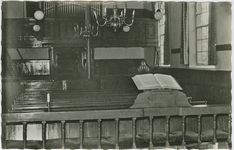 KTS-P-12 Interieur Herv. Kerk te Kats (1687) Koperen kronen uit (1747) Koperen kaarsenhouders uit (1757). Interieur van ...