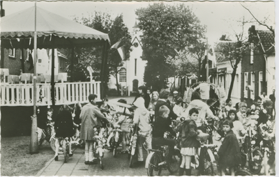 KTS-P-29 Feest in Kats. Kinderen met versierde fietsen bij de muziektent in de Dorpsstraat te Kats