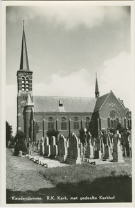 KWA-P-2 Kwadendamme, R.K. Kerk, met gedeelte Kerkhof. De Rooms-katholieke Bonifaciuskerk met kerkhof aan de Johan ...