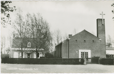 LEW-P-1 Lewedorp, Gereformeerde Kerk. De Gereformeerde kerk met pastorie aan de Zandkreekstraat te Lewedorp