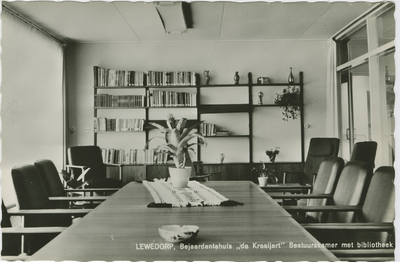 LEW-P-18 Lewedorp, Bejaardentehuis De Kraaijert Bestuurskamer met bibliotheek. Bestuurskamer met bibliotheek in het ...