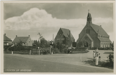 LEW-P-5 Groeten uit Lewedorp. De Rooms-katholieke kerk en pastorie aan de Burgemeester Lewestraat te Lewedorp