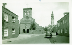 MDB-14 Middelburg, R.K. Kerk met Lange Jan. De Rooms-katholieke kerk aan de Lombardstraat te Middelburg gezien vanaf de ...