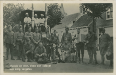 MIL-P-13 Muziek en eten, doen een soldaat zijn zorg vergeten. Een groep militairen met muziekinstrumenten bij een Kadi-wagen