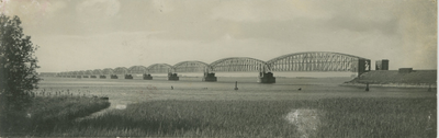 MOE-18 De Spoorbrug over het Hollands Diep bij Moerdijk