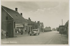 MOE-P-10 Moerdijk, Steenweg. De Steenweg te Moerdijk. De auto met kenteken N-46372 is van Joh. G. Nouwens, woonachtig ...