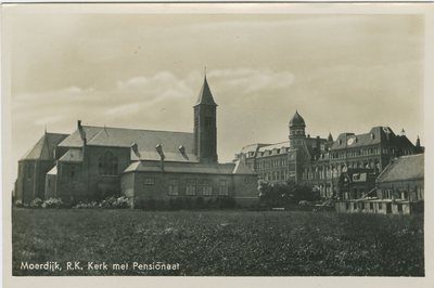 MOE-P-2 Moerdijk, R.K. Kerk met Pensionaat. De Rooms-katholieke kerk en het Pensionaat Sacré Coeur aan de Steenweg te ...