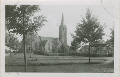 NIS-16 Dorpsplein, Nisse. Het Dorpsplein met de Nederlandse Hervormde kerk en de muziektent te Nisse
