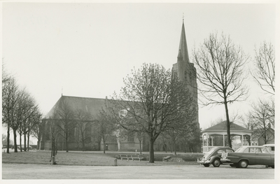 NIS-2 Nisse, Dorpsplein met Kerk. Het Dorpsplein met de Nederlandse Hervormde kerk te Nisse