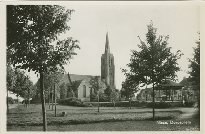 NIS-P-14 Nisse, Dorpsplein. Het Dorpsplein met de Nederlandse Hervormde kerk en de muziektent te Nisse