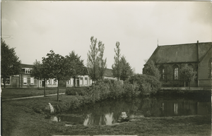 NIS-P-15 Nisse, Dorpsplein. Het Dorpsplein met de Nederlandse Hervormde kerk en de vate te Nisse