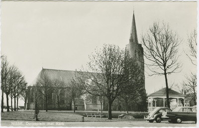NIS-P-16 Nisse, Dorpsplein met Kerk. Het Dorpsplein met de Nederlandse Hervormde kerk te Nisse