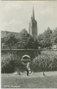 NIS-P-18 Nisse, Dorpsplein. Het Dorpsplein met de Nederlandse Hervormde kerk en de vate te Nisse