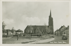 NIS-P-2 Ned. Herv. Kerk, Nisse. Het Dorpsplein met de Nederlandse Hervormde kerk en de muziektent te Nisse