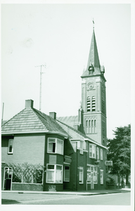 NNA-1 Nieuw Namen, Kerk. Hoek Hulsterloostraat-Smetstraat met de Rooms-katholieke kerk Sint Joseph te Nieuw-Namen