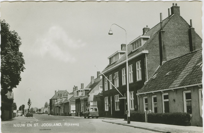 NSJ-P-30 Nieuw en St. Joosland, Rijksweg. De Oude Rijksweg met het gemeentehuis (raadhuis) te Nieuw- en Sint Joosland