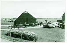 NVL-60 Nieuwvliet, Uitrijden Manege Riemens. Ruiters op manege Riemens aan de Baanstpoldersedijk te Nieuwvliet